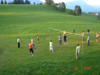 Kinder auf der Spielwiese