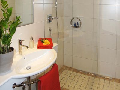 Badezimmer mit Dusche im Gästehaus Pilz