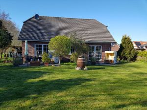 Blick vom Garten aus auf die Terrasse