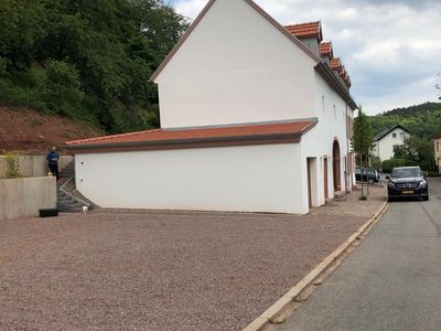 Parkplatz und Seitenansicht