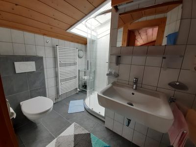 Badezimmer mit Dusche und WC