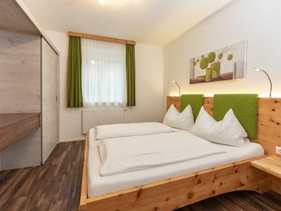 Top 5 - Schlafzimmer mit Doppelbett und TV