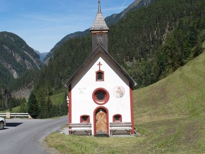 Kapelle neben Haus