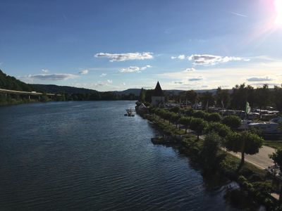 Blick auf die Mosel mit Fährturm