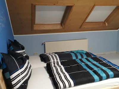 Elternschlafzimmer mit Kinderbett