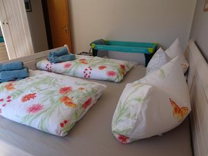 Schlafzimmer mit Kinderbettchen