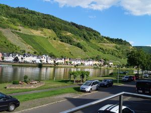 Blick nach Zell (Mosel)