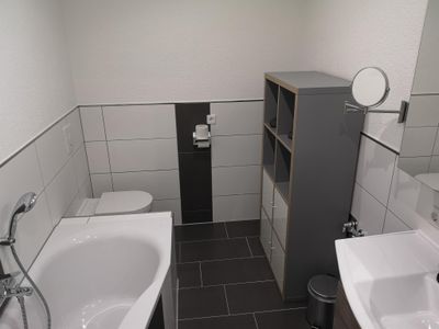 Modernes Bad mit Wanne, Dusche und WC