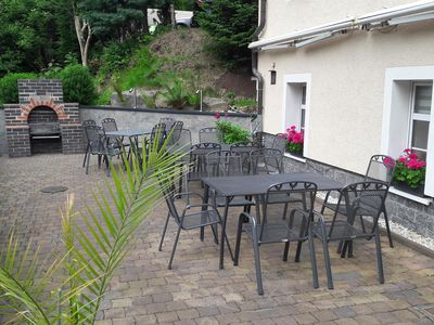 Terrasse mit Grill im Souterrain am Haus