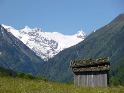 Blick auf den Gletscher im Sommer (2)