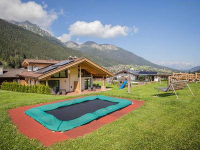 Garten mit Trampolin und Spielplatz