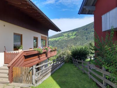 Balkon mit Nachbarhaus