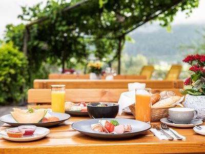 Frühstück_Terrasse_Das_Stoaber_Leogang