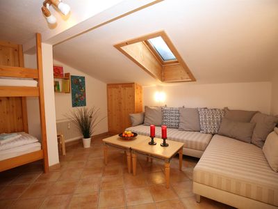 Bedroom with bunkbed and 2 single beds