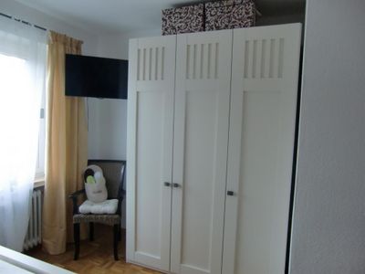 Schlafzimmer mit Kleiderschrank