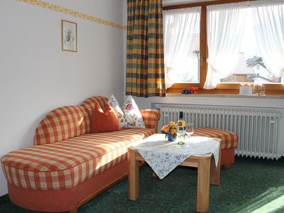 gemütliche Sofaecke m. Hocker Blick zum Südalkon