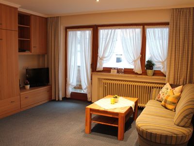 Wohn-Schlafzimmer mit Sitz und Fernsehecke