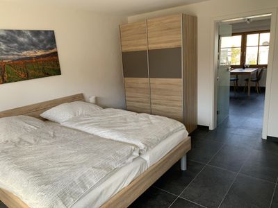 Schlafzimmer mit Blick in den Wohn-/Essbereich