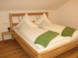 Helles Schlafzimmer mit Bergblick