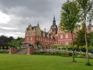 Fürstliches Schloss im Sommer