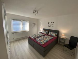 Schlafzimmer 1 mit Boxspringbett und Schrank