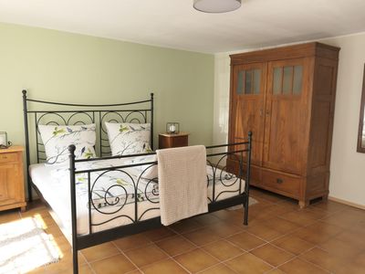 gemütlich eingerichtetes Schlafzimmer