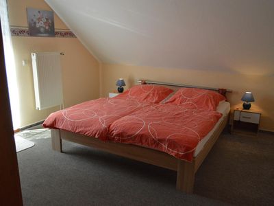 Schlafzimmer mit Doppelbett