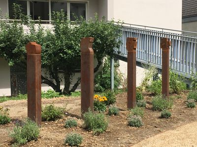 Archetypen im Garten mit Übergang zur Ausstellung