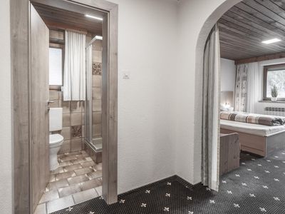 Dreibettzimmer mit Badezimmer