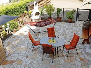 Terrasse mit Sitzecke und Grill neu