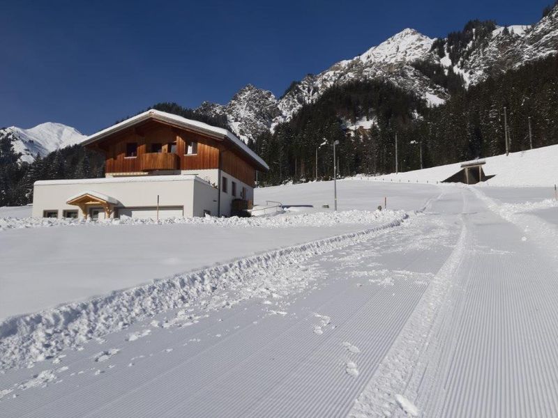 Rodelbahn neben dem Haus