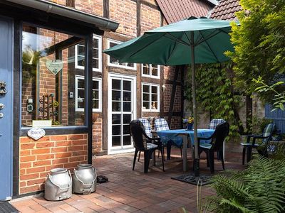 Terrasse vor dem Haus.