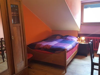 Rotes, markantes Schlafzimmer