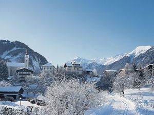 kaprun_with_kitzsteinhorn