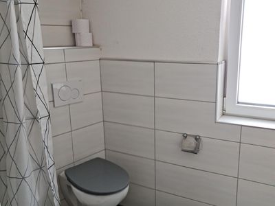 Badezimmer mit Dusche und WC