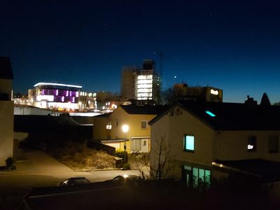 Blick aus der Küche auf die Stadt und die Brauerei