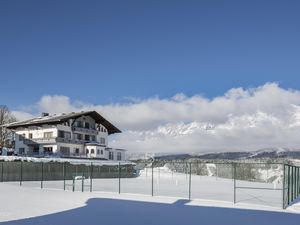 Tennisplatz im Winterkleid