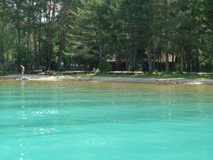 Türkisblauer See