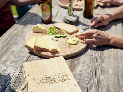 Älpler_Käse_auf_der_Alpe_Nenzigast_im_Klostertal_(