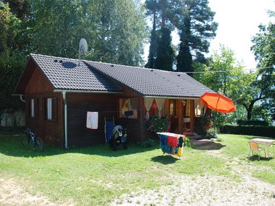 Holzbungalow mit Liegewiese und Strand