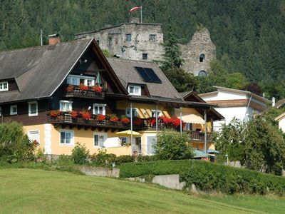 Unser Haus mit der Burg Sommeregg im Hintergrund