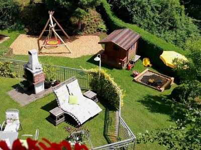 Blick auf Terrasse und Spielplatz