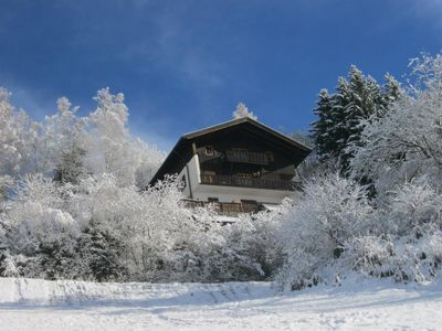 Háus von unten im Winter