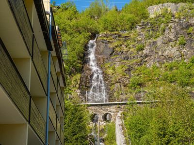 Wasserfall (hinter dem Haus)