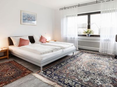 Großes Schlafzimmer mit Doppelbett