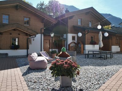 Dorfchalets im Sommer