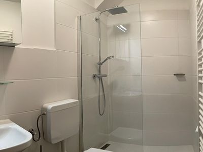 Badezimmer mit Regendusche