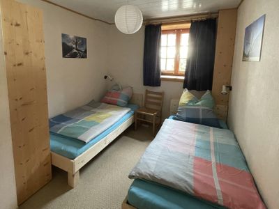 Schlafzimmer mit zwei Einzelbetten