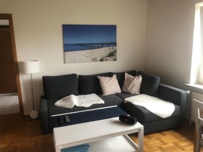 Großzügiges Wohnzimmer mit Bettsofa