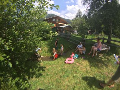 Spielen Am Bach vor dem Haus